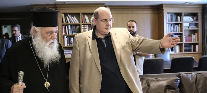 Πυρά Φίλη κατά Ιερώνυμου: Αλλα είπε μπροστά στο τζάκι στο Μαξίμου, άλλα έκανε τελικά